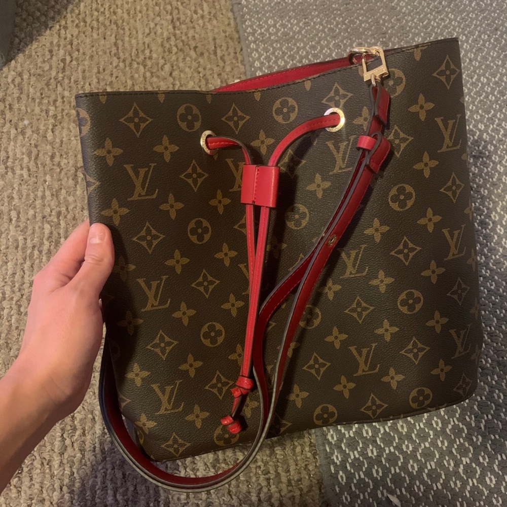 Brown/red bucket bag